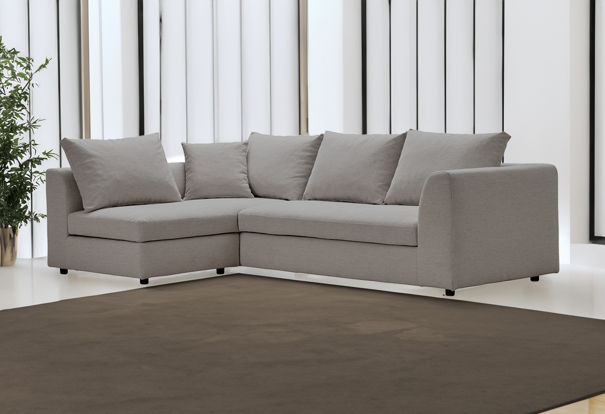 Απεικονίζεται ο καναπές τοποθετημένος σε ένα σαλόνι καφέ χαλί
